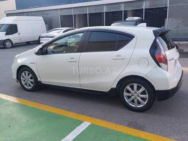 Toyota Prius C-10