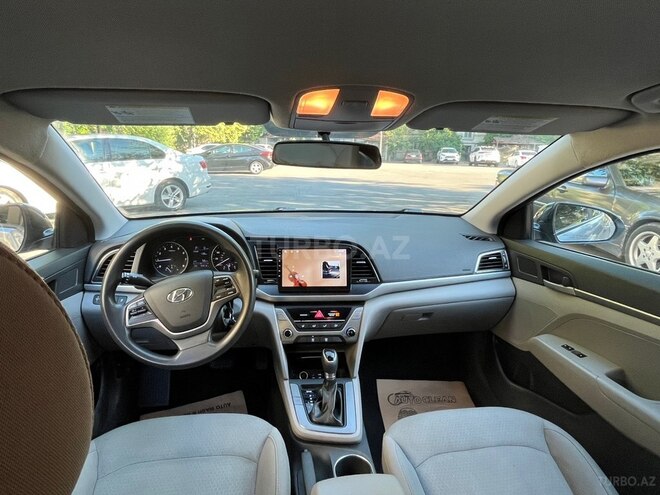 Hyundai Elantra-12