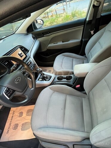 Hyundai Elantra-13