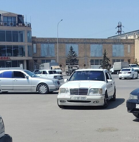 Mercedes E 200-1