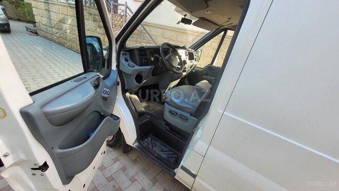 Ford Transit-8