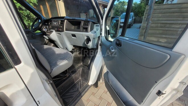 Ford Transit-9