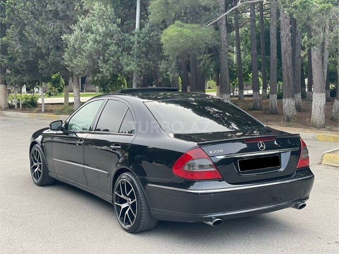 Mercedes E 220-11