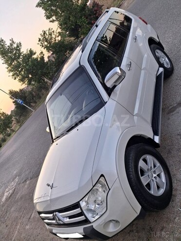 Mitsubishi Pajero-6