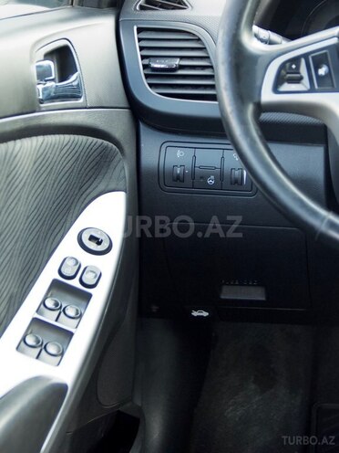 Hyundai Accent-11