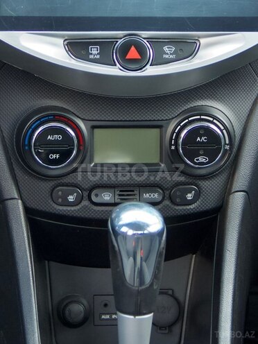 Hyundai Accent-12