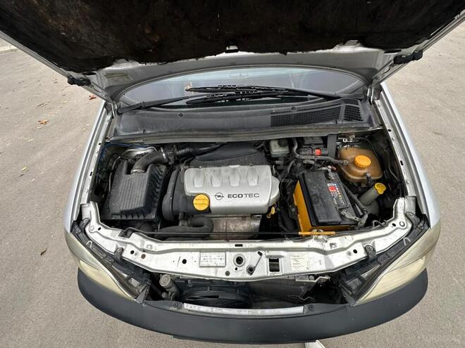 Opel Zafira-9