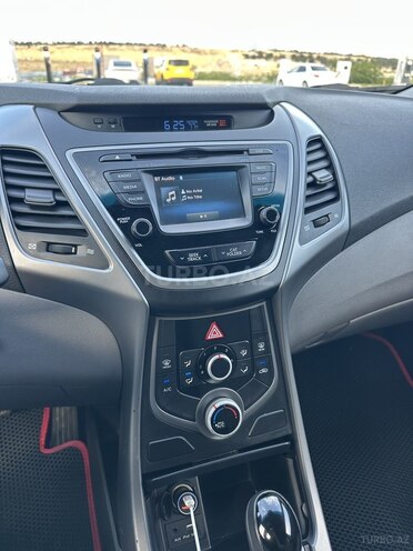 Hyundai Elantra-13