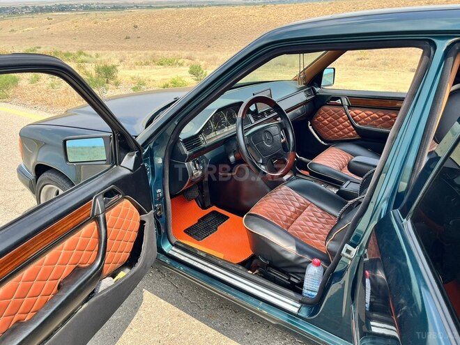 Mercedes E 220-11
