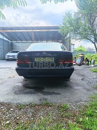 Mercedes E 270-2