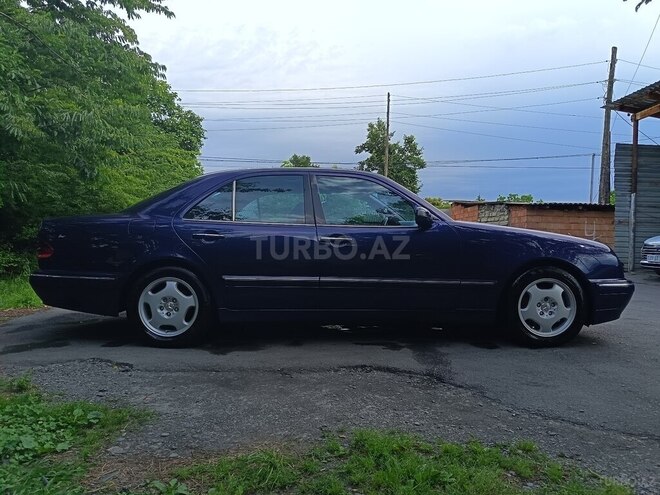 Mercedes E 270-4