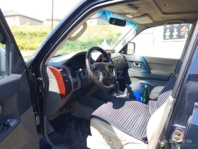 Mitsubishi Pajero-9