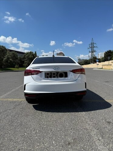 Hyundai Accent-4