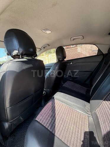 Hyundai Accent-7