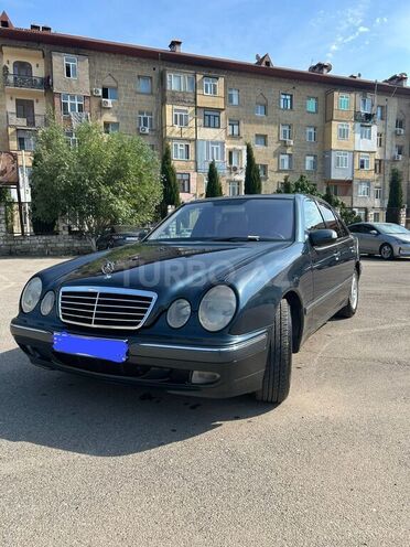Mercedes E 240-1