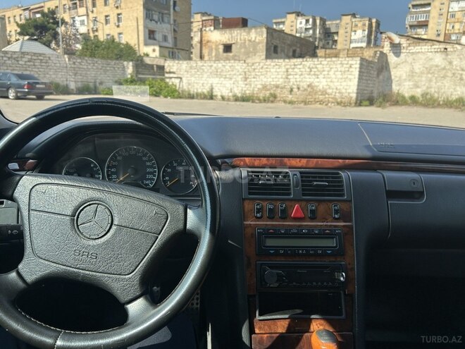 Mercedes E 240-5