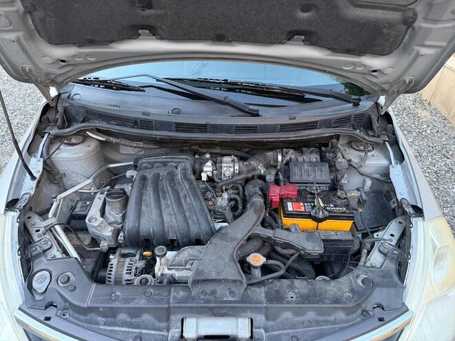 Nissan Tiida-12