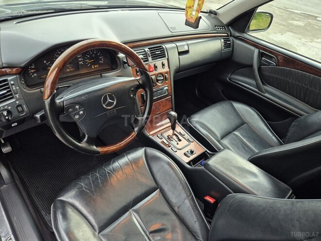 Mercedes E 240-2