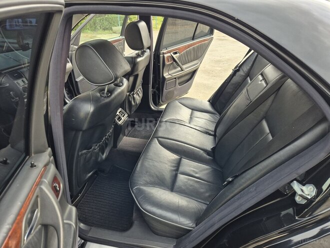 Mercedes E 240-6