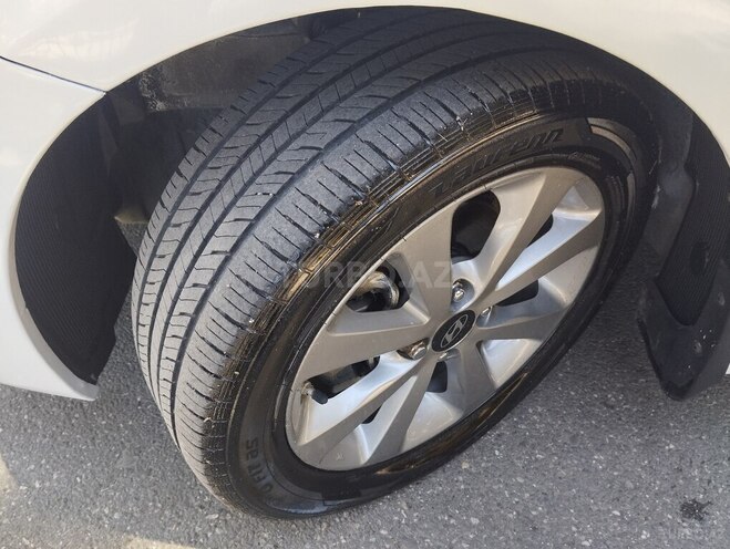 Hyundai Accent-12