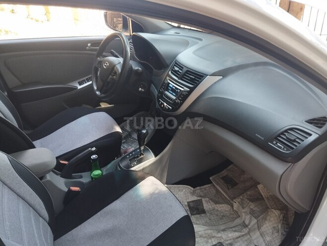 Hyundai Accent-11