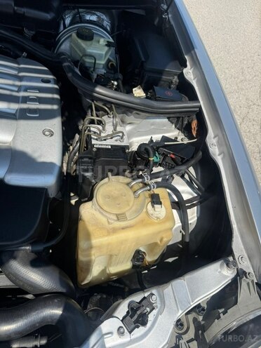 Mercedes E 270-9