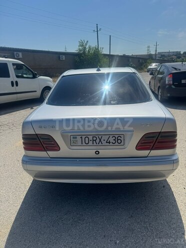 Mercedes E 270-4