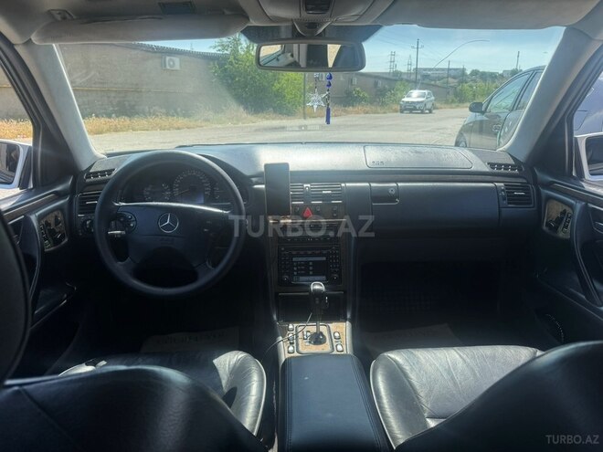 Mercedes E 270-5