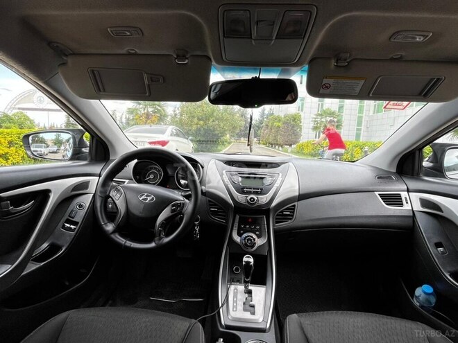 Hyundai Elantra-10