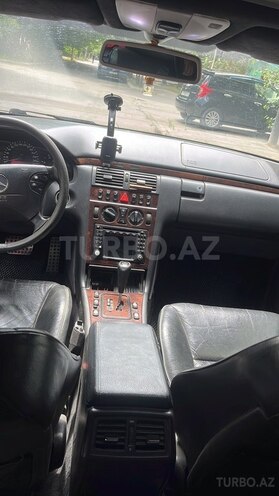 Mercedes E 270-4