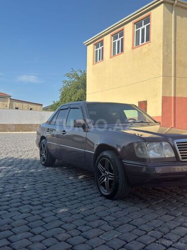 Mercedes 220 E-2