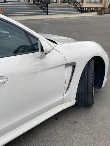 Porsche Panamera-4