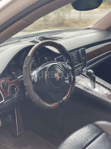 Porsche Panamera-8