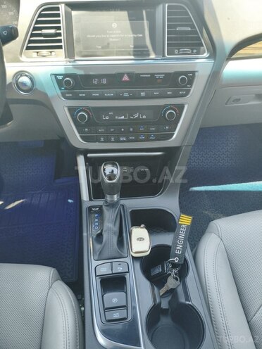 Hyundai Sonata-12