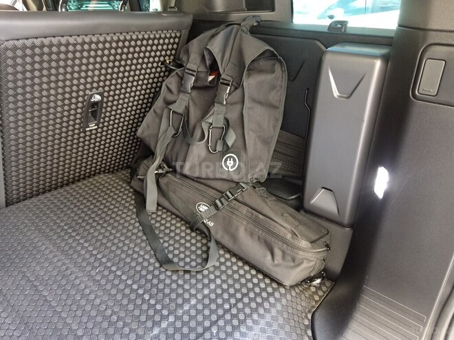 Land Rover Defender-7