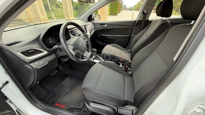 Hyundai Accent-15