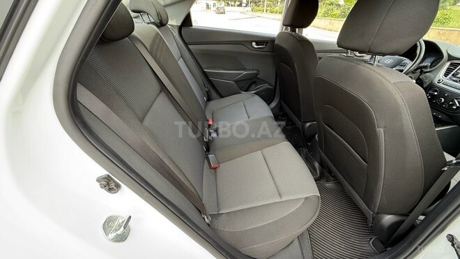 Hyundai Accent-17
