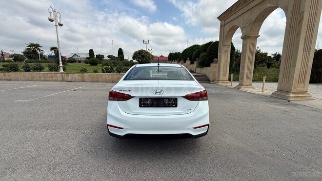 Hyundai Accent-12