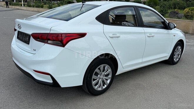 Hyundai Accent-11