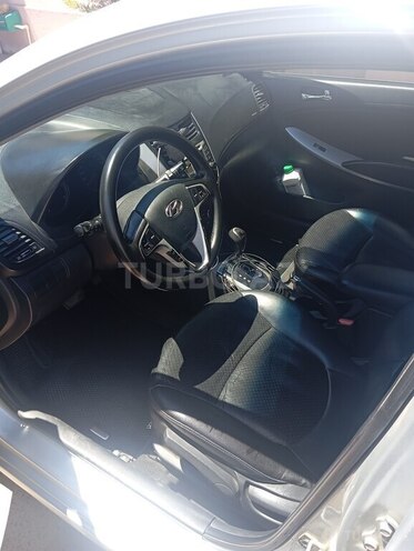 Hyundai Accent-4