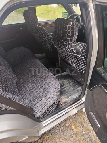 Mercedes E 200-11