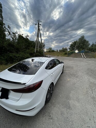 Hyundai Elantra-8