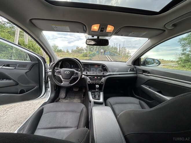 Hyundai Elantra-13