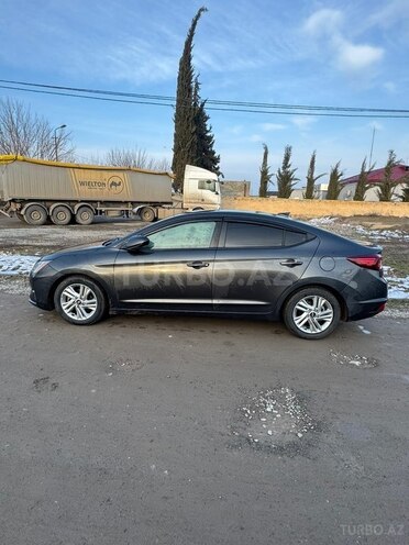 Hyundai Elantra-11