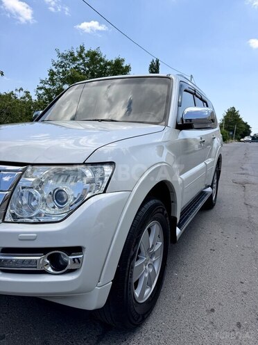 Mitsubishi Pajero-5