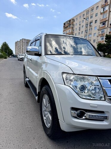 Mitsubishi Pajero-4