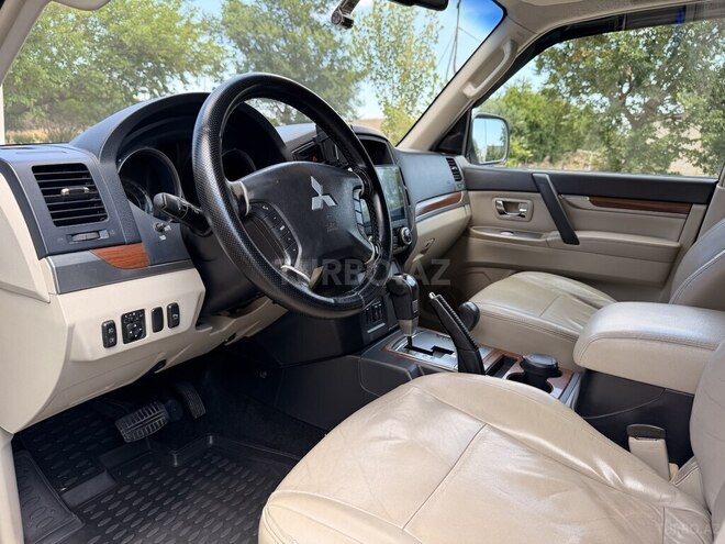 Mitsubishi Pajero-6