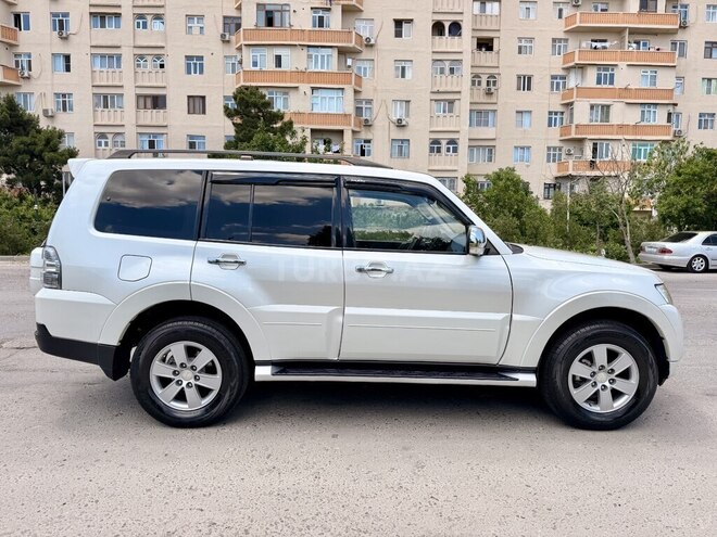 Mitsubishi Pajero-7