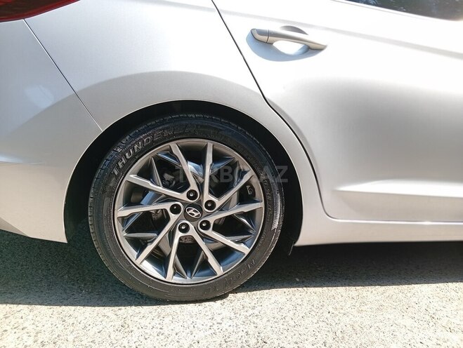 Hyundai Elantra-6