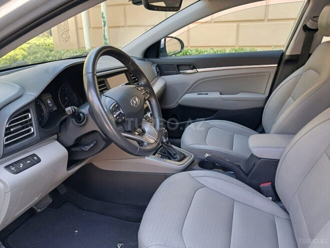 Hyundai Elantra-12